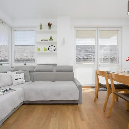 Apartment Spacious With Parking And Garden By Renters Warsaw