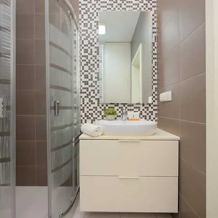 Spacious With Parking And Garden By Renters Варшава