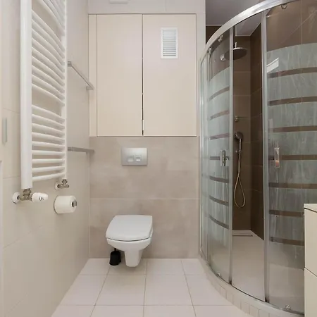 Spacious With Parking And Garden By Renters Варшава