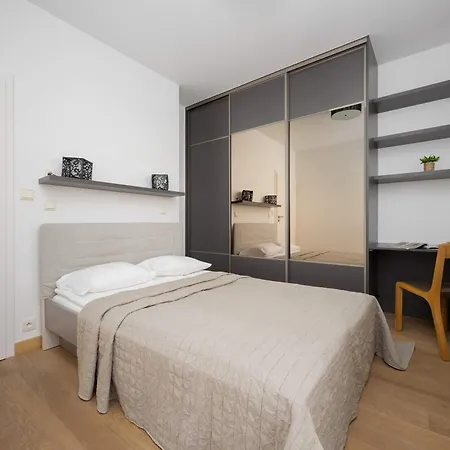 Spacious With Parking And Garden By Renters Варшава